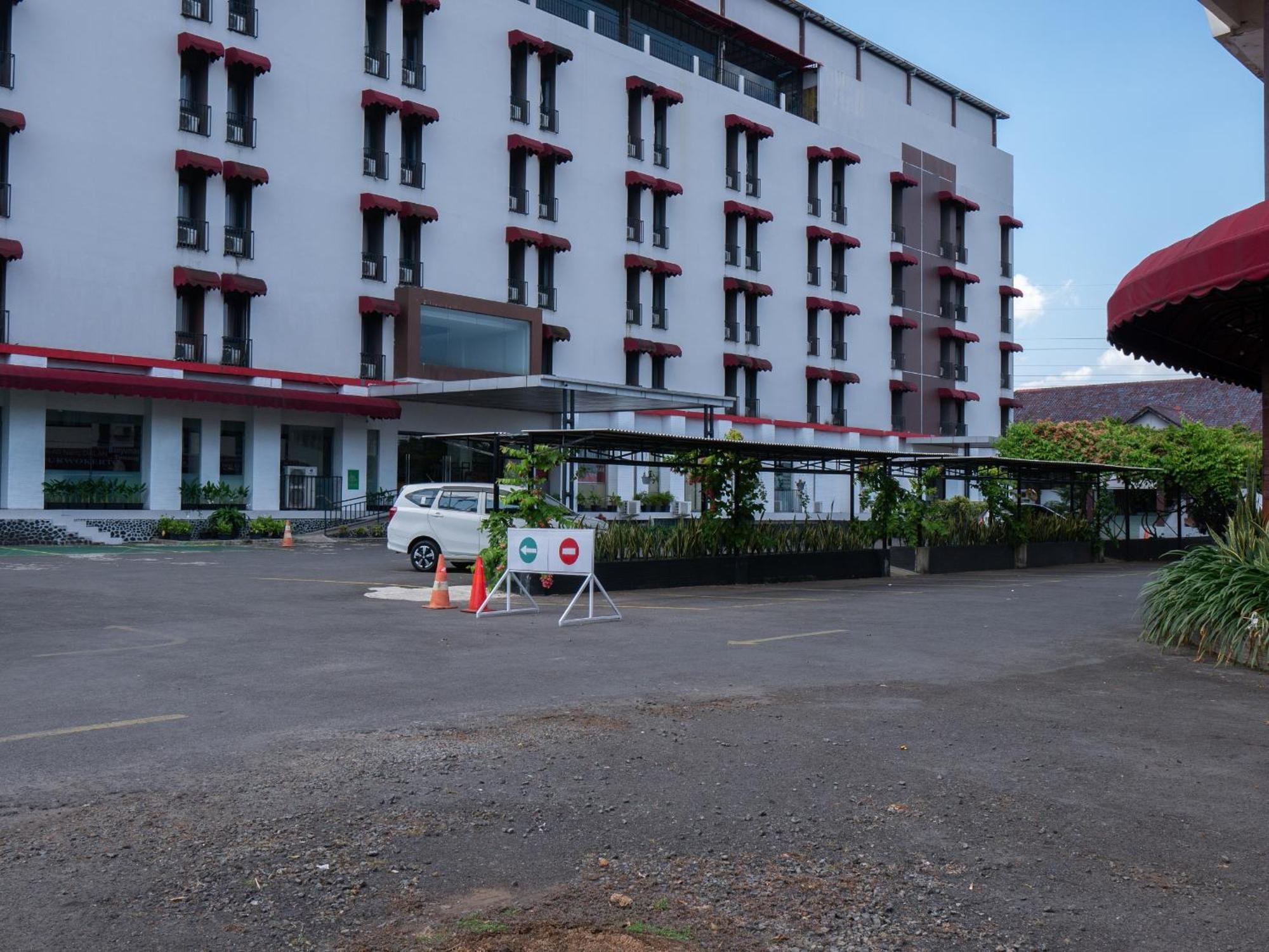 Meotel Purwokerto Exterior foto
